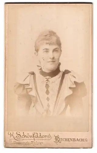 Fotografie R. Schönfelder, Reichenbach i. V., Zwickauerstr. 42, Portrait Dame im Biedermeierkleid mit Brosche