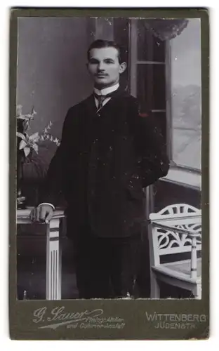 Fotografie G. Sauer, Wittenberg, Jüdenstr. 10, Portrait Herr im dunklen Anzug mit Schlips