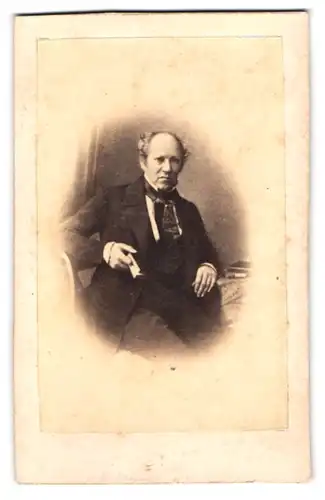Fotografie F. Weisbrod, Frankfurt a. M., Bleichstr. 70, Portrait älterer Herr im Anzug mit Halbglatze