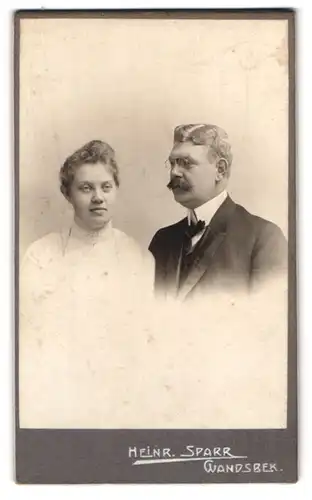 Fotografie Heinr. Sparr, Wandsbek, Schlossstr. 44, Portrait Gustav und Else Zieseniss im Anzug und Kleid