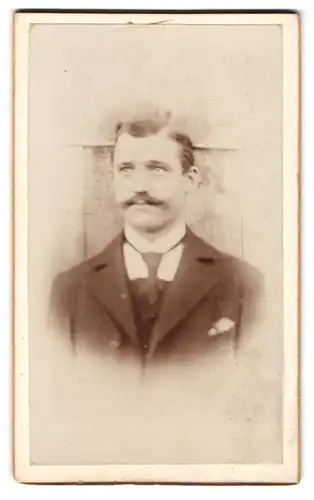Fotografie unbekannter Fotograf und Ort, Portrait junger Mann im Anzug mit Schlips und Moustache