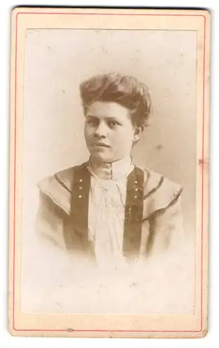 Fotografie unbekannter Fotograf und Ort, Portrait Dame im Biedermeierkleid mit toupierten Haaren