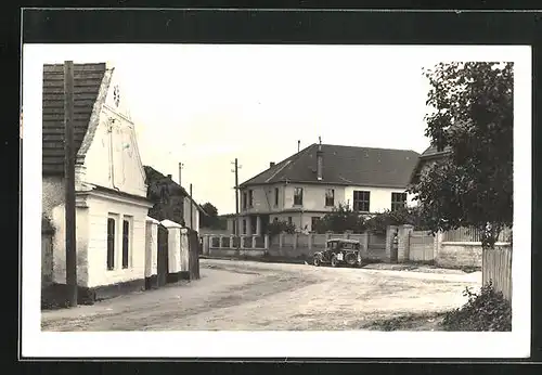 Foto-AK Semice, Strassenpartie mit Gebäudeansicht