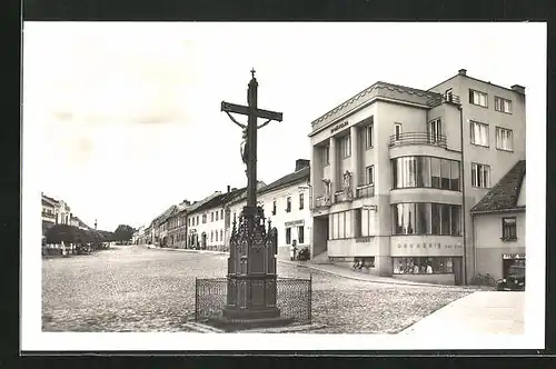 AK Bystrice n. Pernst., Restaurace v Pivovare, Blick die Marktstrasse hinunter