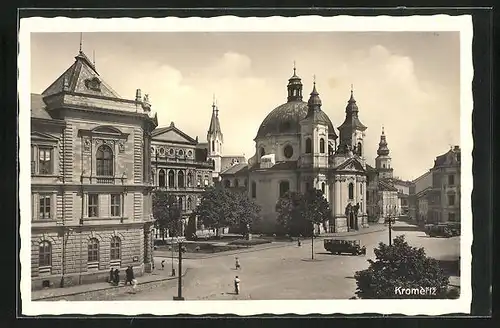 AK Kremsier /Kromeriz, Partie an der Kirche, Omnibus