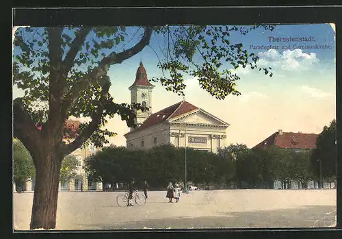 AK Theresienstadt / Terezin, Paradeplatz und Garnisonskirche