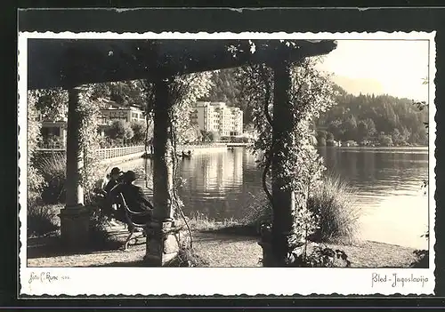 AK Bled, Terrasse mit Pergola am Ufer
