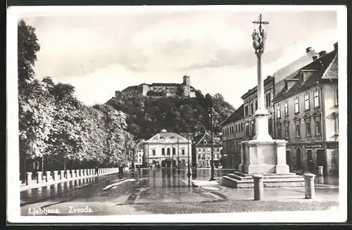 AK Ljubljana / Laibach, Zvezda, Stadtplatz mit Blick zur Festung