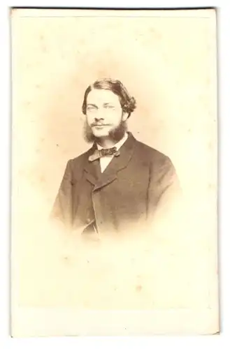 Fotografie H. Reuter, Braunschweig, Südl. Wilhelmsstr. 88, Herr im Anzug mit Fliege und Backenbart