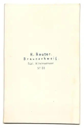 Fotografie H. Reuter, Braunschweig, Südl. Wilhelmsstr. 88, Herr im Anzug mit Fliege und Backenbart