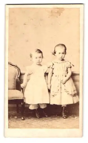 Fotografie L. Herzog, Bremen, Wall 160, Portrait zwei niedliche Mädchen in Kleidern posieren im Atelier