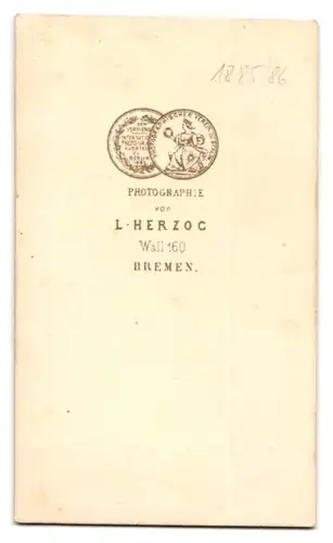 Fotografie L. Herzog, Bremen, Wall 160, Portrait zwei niedliche Mädchen in Kleidern posieren im Atelier