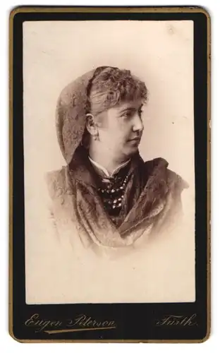 Fotografie Eugen Peterson, Fürth, Königsstrasse 107, Portrait bürgerliche Dame mit Kopftuch