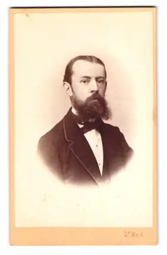 Fotografie Dr. Heid, Wien, Landstrasse, Gärtnerstrasse 23, Portrait eleganter Herr mit Backenbart