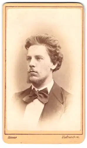 Fotografie J. Lafranchini, Wien, Portrait junger Herr im Anzug mit Bart