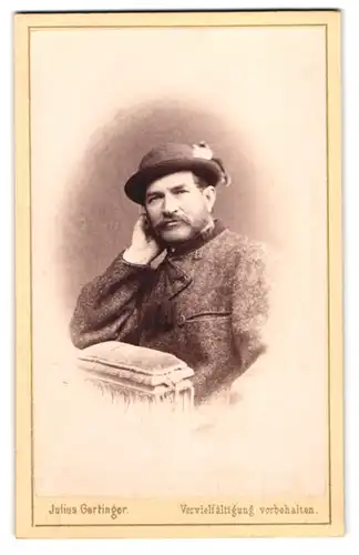 Fotografie Julius Gertinger, Wien, Margarethenstrasse 28, Portrait junger Mann in Tracht mit aufgestütztem Kopf