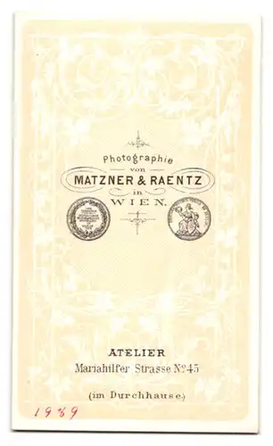Fotografie Matzner & Raentz, Wien, Mariahilfer Strasse 45, Portrait eleganter Herr mit Schnauzbart