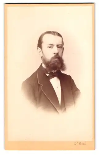 Fotografie Dr. Heid, Wien, Landstrasse, Gärtnergasse 23, Portrait eleganter Herr mit Backenbart