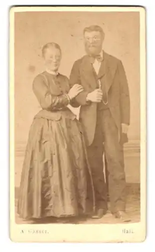 Fotografie A. Gasser, Hall, Portrait junges Paar in hübscher Kleidung