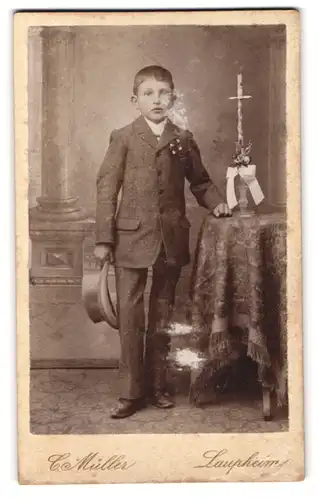Fotografie C. Müller, Laupheim, Portrait halbwüchsiger Knabe im Anzug mit Hut