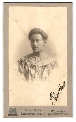 Fotografie Kaufhaus Oberpollinger G. m. b. H., München, Neuhauser-Strasse 44-45-46, Portrait hübsch gekleidete Dame