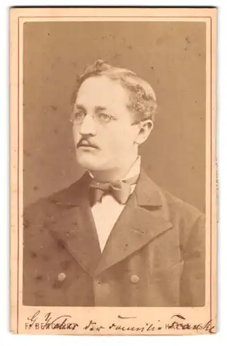 Fotografie F. Benckert, Halle a /S., Gr. Ulrich-Strasse 28, Portrait eleganter Herr mit Brille und Oberlippenbart