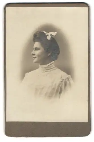 Fotografie unbekannter Fotograf und Ort, Portrait junge Dame in hübscher Kleidung