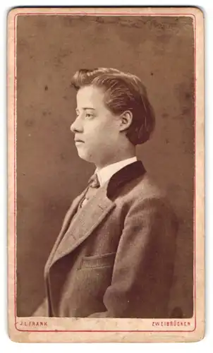 Fotografie J. L. Frank, Zweibrücken, Portrait junger Herr in modischer Kleidung