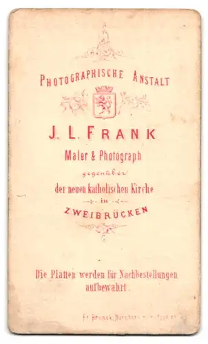 Fotografie J. L. Frank, Zweibrücken, Portrait junger Herr in modischer Kleidung