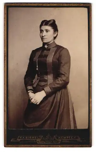 Fotografie F. X. Siegel, Kempten, Kotterner Strasse, Portrait bürgerliche Dame in modischer Kleidung