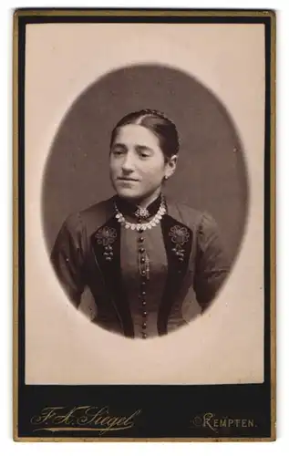 Fotografie F. X. Siegel, Kempten, Kotterner Strasse, Brustportrait junge Dame im Kleid mit Halskette