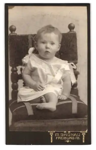 Fotografie M. Gronau, Freiburg i /B., Portrait süsses Kleinkind im weissen Hemd