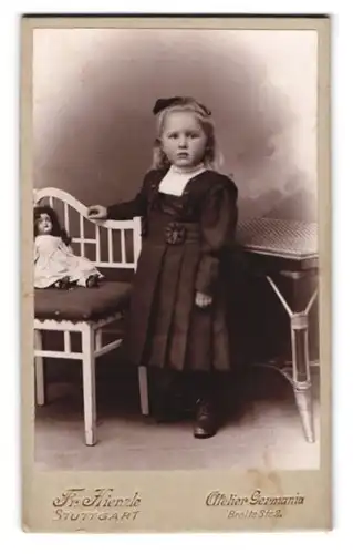 Fotografie Fr. Kienzle, Stuttgart, Breite Strasse 2, Portrait kleines Mädchen im Kleid mit Puppe