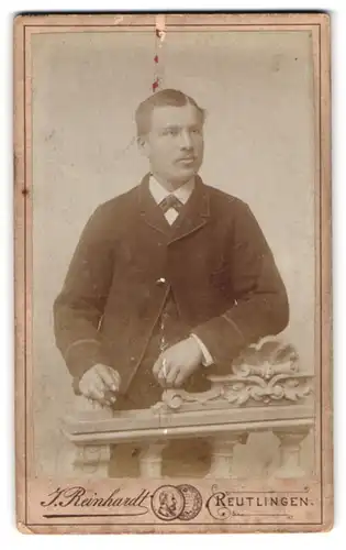 Fotografie J. Reinhardt, Reutlingen, Untere Kaiserstrasse, Portrait junger Herr in modischer Kleidung