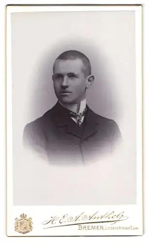 Fotografie H. E. A. Antholz, Bremen, Lindenstrase 2, Portrait junger Herr im Anzug mit Krawatte