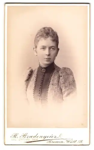Fotografie R. Bradengeier, Bremen, Wall 116, Portrait junge Dame mit zurückgebundenem Haar