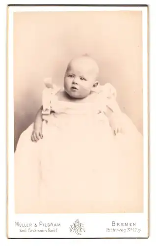 Fotografie Müller & Pilgram, Bremen, Richtweg 12, Portrait süsses Kleinkind im langen Kleid