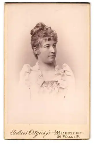 Fotografie Julius Ortgies jr., Bremen, Wall 116, Portrait junge Dame mit Hochsteckfrisur