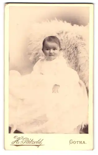 Fotografie H. Pätzold, Gotha, Gartenstrasse 50, Portrait süsses Kleinkind im weissen Kleid