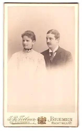 Fotografie Jean Baptiste Feilner, Bremen, Richtweg 6 b, Portrait junges Paar in hübscher Kleidung