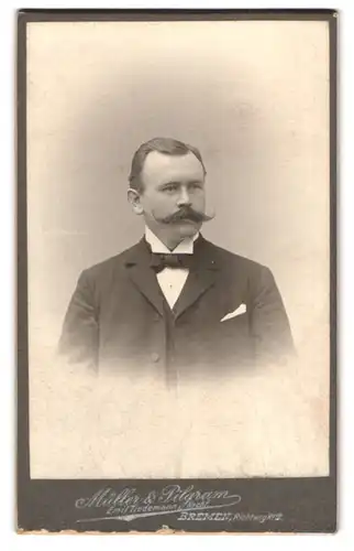 Fotografie Müller & Pilgram, Bremen, Richtweg 12, Portrait eleganter Herr mit Schnauzbart