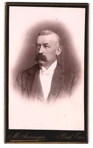Fotografie M. Anzinger, Bad Ems, Portrait stattlicher Herr im Anzug mit Walross
