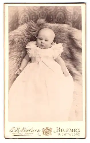 Fotografie Jean Baptiste Feilner, Bremen, Richtweg 6 b, Portrait süsses Kleinkind im weissen Kleid