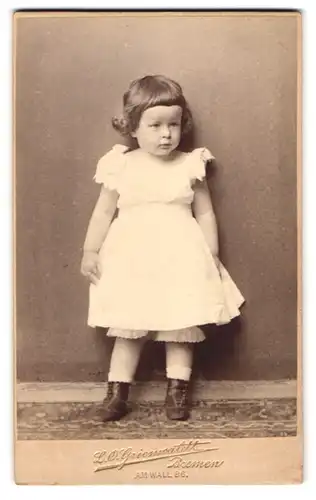 Fotografie L. O. Grienwaldt, Bremen, Wall 86, Portrait kleines Mädchen im weissen Kleid