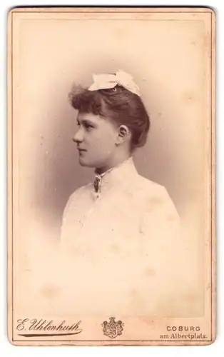 Fotografie E. Uhlenhuth, Coburg, Am Albertplatz, Portrait junge Dame mit Haarschleife und Kragenbrosche