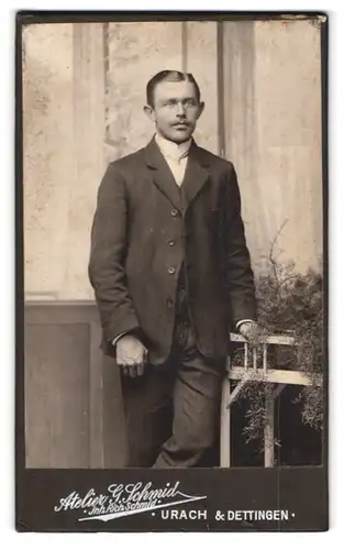 Fotografie G. Schmid, Urach, Portrait junger Herr im Anzug mit Krawatte