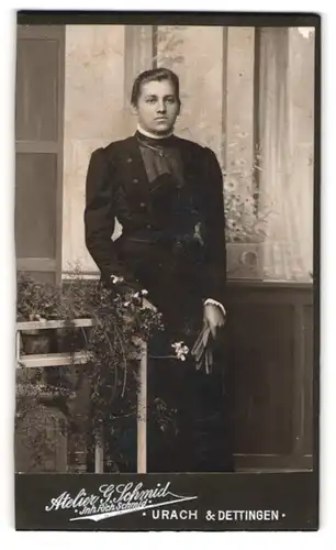 Fotografie G. Schmid, Urach, Portrait junge Dame im Kleid mit Handschuhen