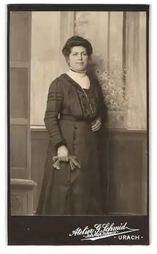 Fotografie G. Schmid, Urach, Portrait bürgerliche Dame im Kleid