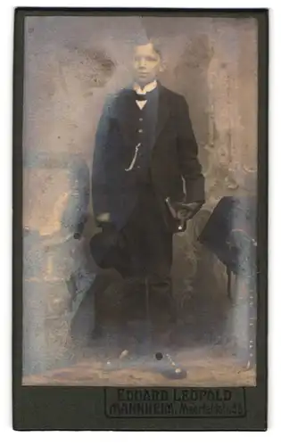 Fotografie Eduard Leupold, Mannheim, Meerfeldstrasse 33, Portrait junger Mann im Anzug mit einem Buch