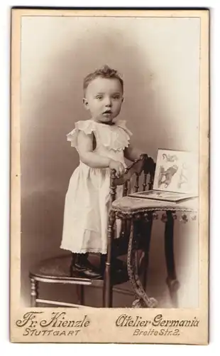 Fotografie Fr. Kienzle, Stuttgart, Breite Strasse 2, Portrait kleines Mädchen im weissen Kleid